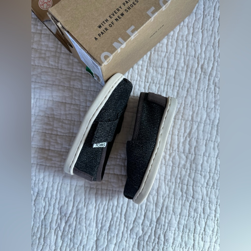 NIB Toms Size 5 Canvas 512